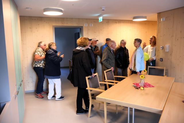 Zahlreiche Personen nehmen an einer Führung durch das Haus teil. Zahlreiche Personen nehmen an einer Führung durch das Haus teil.